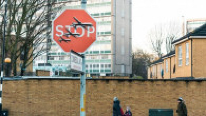 Un mesaj anti-război: Banksy a desenat trei drone militare pe un indicator stradal din Londra. Captură foto: Instagram / banksy | Poza 13 din 15