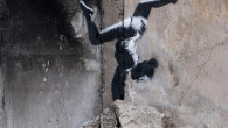 Banksy a făcut mai multe desene în Ucraina, după ce trupele ruse au fost respinse din nordul țării și au lăsat în urmă clădiri distruse și multe victime în rândul civililor. Această lucrare a fost făcută în Borodianka, la nord de Kiev. Captură foto: Instagram / banksy | Poza 12 din 15