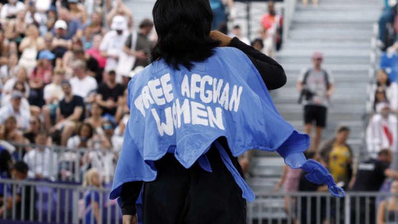 Afgana Manizha Talash s-a afişat pe scenă cu o pelerină cu mesajul „Eliberaţi femeile afgane”. Foto: Profimedia Images