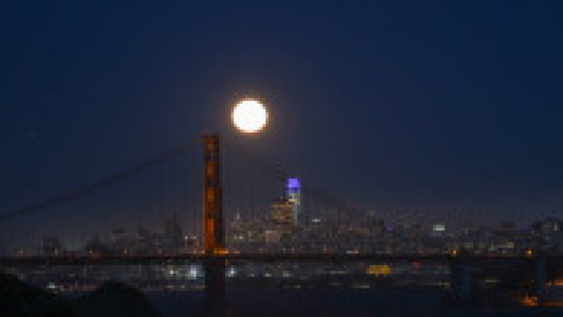 Luna plină deasupra orașului San Francisco, lângă Golden Gate. Foto: Profimedia | Poza 10 din 10