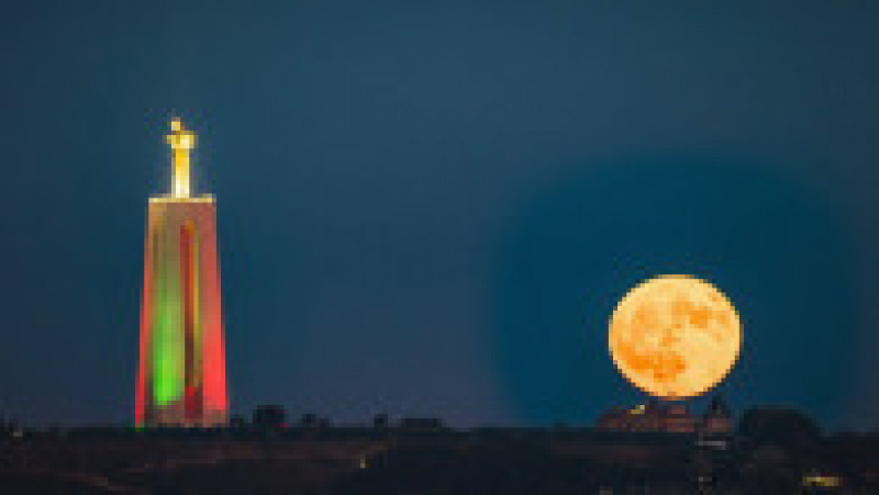 Luna albastră la Lisabona. Foto: Profimedia | Poza 2 din 10