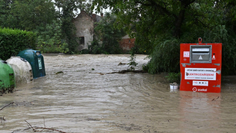 Au început și primele operațiuni de curățare în urma inundațiilor devastatoare din Cehia. foto: Profimedia