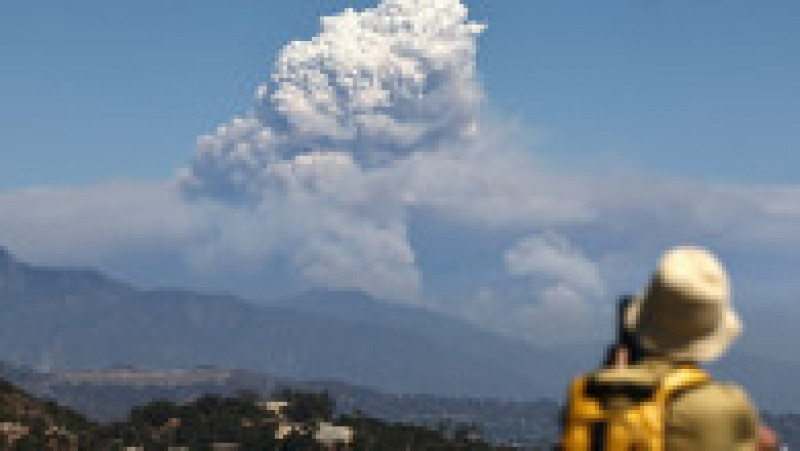 Peste 5.700 de persoane au fost mobilizate pentru a lupta împotriva celor trei incendii care fac ravagii în California. Sursa foto: Profimedia Images | Poza 13 din 19