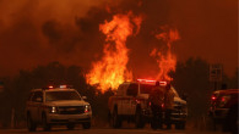 Peste 5.700 de persoane au fost mobilizate pentru a lupta împotriva celor trei incendii care fac ravagii în California. Sursa foto: Profimedia Images | Poza 5 din 19