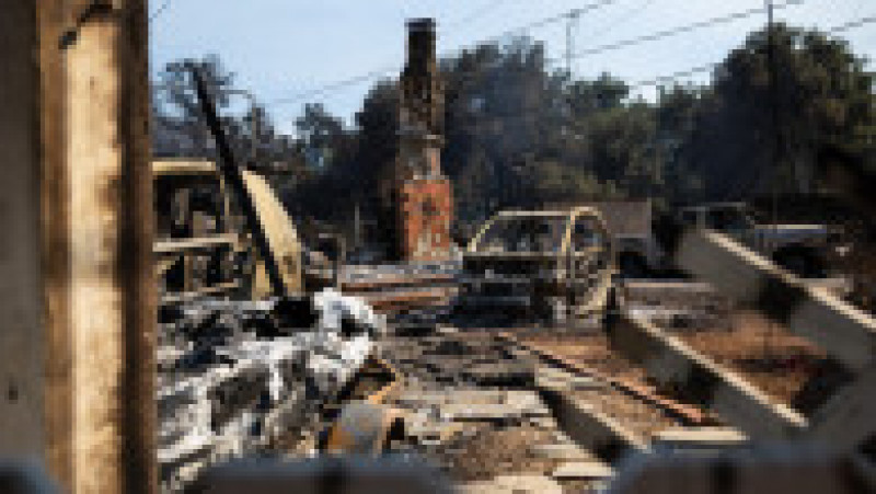 Peste 5.700 de persoane au fost mobilizate pentru a lupta împotriva celor trei incendii care fac ravagii în California. Sursa foto: Profimedia Images | Poza 18 din 19