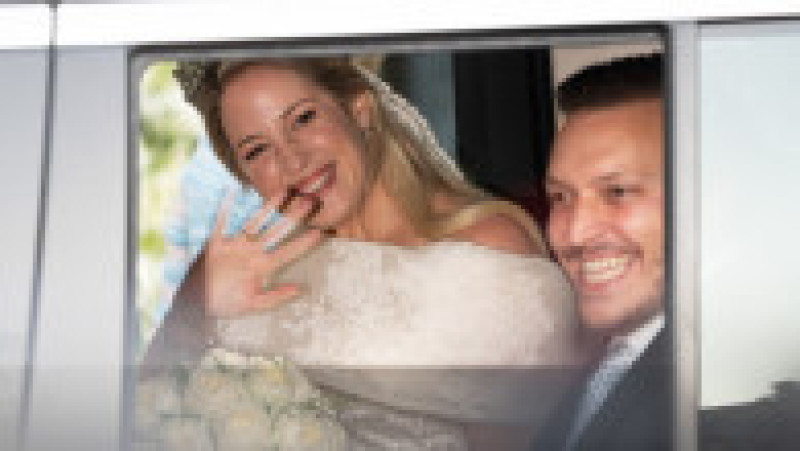 După două amânări anterioare, prințesa în vârstă de 41 de ani s-a căsătorit cu avocatul de la Hollywood, în vârstă de 34 de ani, într-o ceremonie fastuoasă la Catedrala Mitropolitană din Atena, aceeași biserică în care părinții ei, Regele Constantin și Regina Anne-Marie, s-au căsătorit pe 18 septembrie 1964. Sursa foto: Profimedia Images | Poza 2 din 8