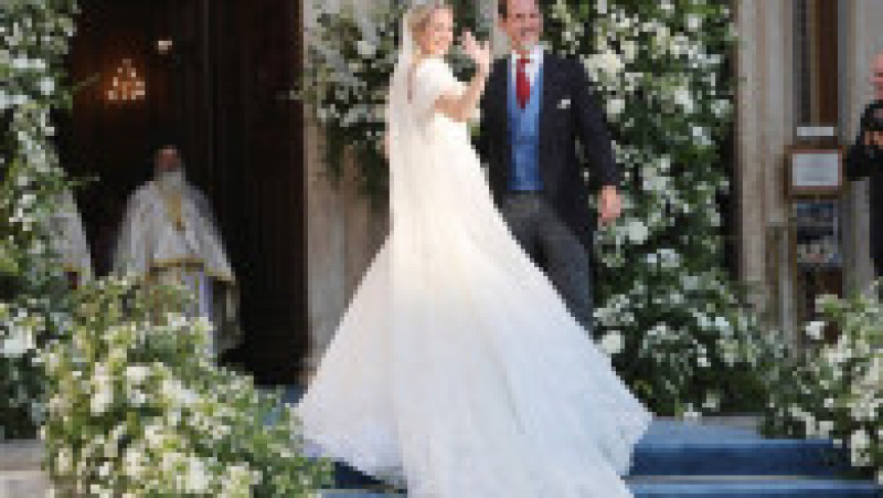 După două amânări anterioare, prințesa în vârstă de 41 de ani s-a căsătorit cu avocatul de la Hollywood, în vârstă de 34 de ani, într-o ceremonie fastuoasă la Catedrala Mitropolitană din Atena, aceeași biserică în care părinții ei, Regele Constantin și Regina Anne-Marie, s-au căsătorit pe 18 septembrie 1964. Sursa foto: Profimedia Images | Poza 4 din 8