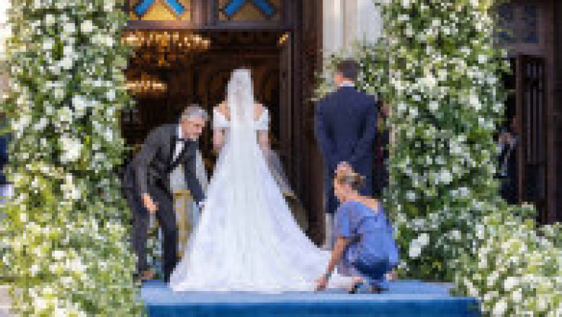 După două amânări anterioare, prințesa în vârstă de 41 de ani s-a căsătorit cu avocatul de la Hollywood, în vârstă de 34 de ani, într-o ceremonie fastuoasă la Catedrala Mitropolitană din Atena, aceeași biserică în care părinții ei, Regele Constantin și Regina Anne-Marie, s-au căsătorit pe 18 septembrie 1964. Sursa foto: Profimedia Images | Poza 8 din 8