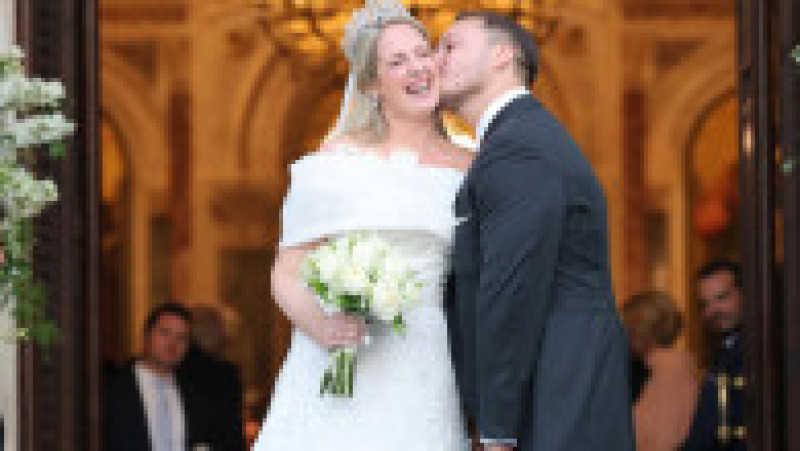 După două amânări anterioare, prințesa în vârstă de 41 de ani s-a căsătorit cu avocatul de la Hollywood, în vârstă de 34 de ani, într-o ceremonie fastuoasă la Catedrala Mitropolitană din Atena, aceeași biserică în care părinții ei, Regele Constantin și Regina Anne-Marie, s-au căsătorit pe 18 septembrie 1964. Sursa foto: Profimedia Images | Poza 6 din 8