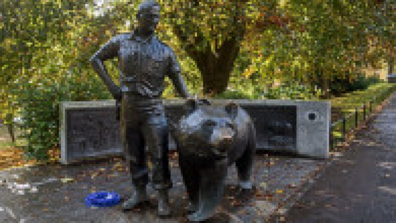 Memorialul dedicat veteranilor polonezi din Al Doilea Război Mondial, care include o statuie a ursului soldat Wojtek, se află în Princes Street Gardens, Edinburgh, Scoția, Marea Britanie. Foto: Profimedia | Poza 2 din 3