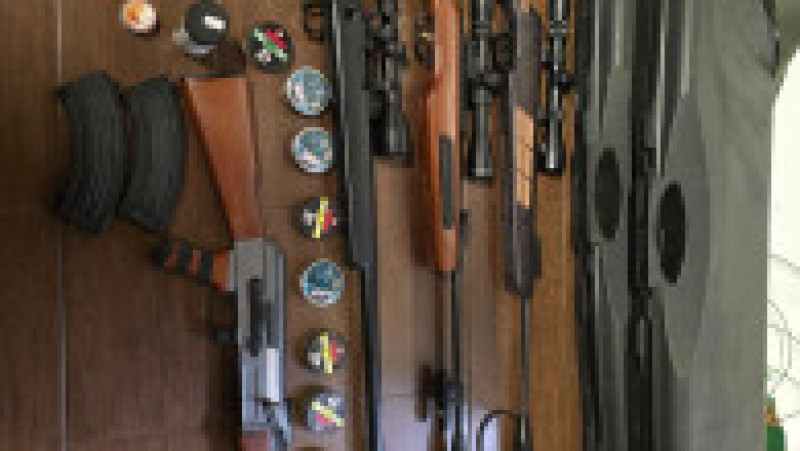 Se fac percheziții de amploare în toată țara, fiind vizate mai multe persoane care au cumpărat ilegal arme de pe internet, prin intermediul unei firme din afara țării. Foto: Poliția Română | Poza 6 din 9