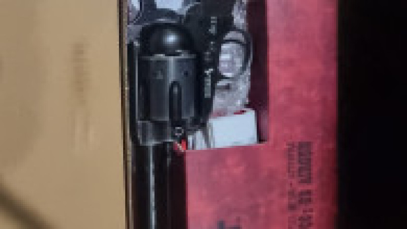 Se fac percheziții de amploare în toată țara, fiind vizate mai multe persoane care au cumpărat ilegal arme de pe internet, prin intermediul unei firme din afara țării. Foto: Poliția Română | Poza 7 din 9