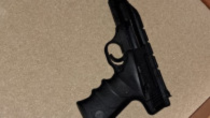 Se fac percheziții de amploare în toată țara, fiind vizate mai multe persoane care au cumpărat ilegal arme de pe internet, prin intermediul unei firme din afara țării. Foto: Poliția Română | Poza 10 din 19