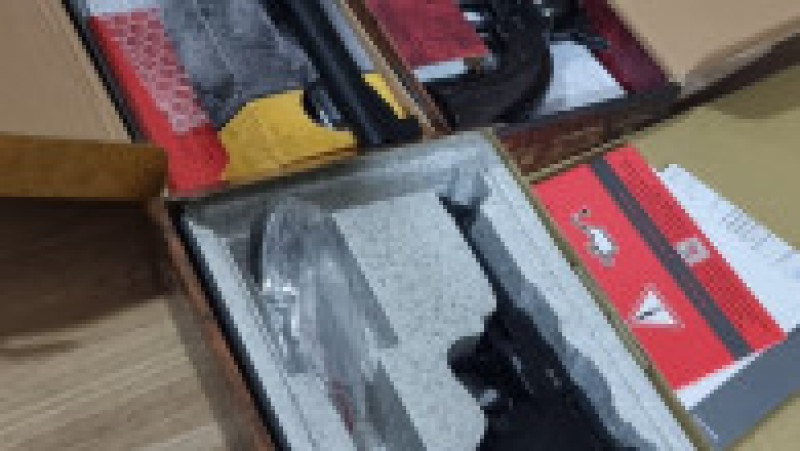 Se fac percheziții de amploare în toată țara, fiind vizate mai multe persoane care au cumpărat ilegal arme de pe internet, prin intermediul unei firme din afara țării. Foto: Poliția Română | Poza 1 din 19