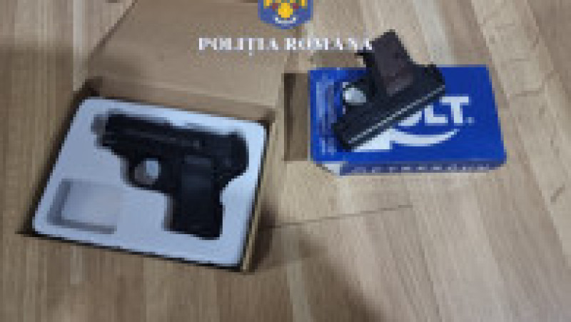 Se fac percheziții de amploare în toată țara, fiind vizate mai multe persoane care au cumpărat ilegal arme de pe internet, prin intermediul unei firme din afara țării. Foto: Poliția Română | Poza 4 din 19