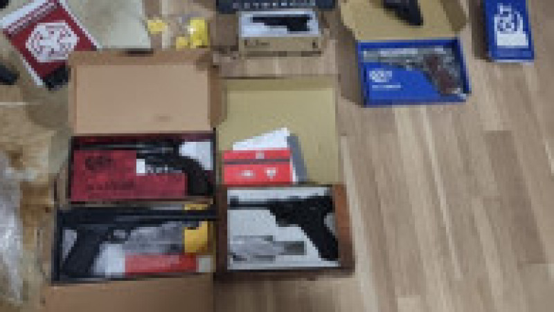 Se fac percheziții de amploare în toată țara, fiind vizate mai multe persoane care au cumpărat ilegal arme de pe internet, prin intermediul unei firme din afara țării. Foto: Poliția Română | Poza 4 din 9