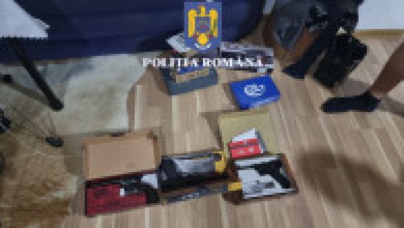 Se fac percheziții de amploare în toată țara, fiind vizate mai multe persoane care au cumpărat ilegal arme de pe internet, prin intermediul unei firme din afara țării. Foto: Poliția Română | Poza 1 din 9