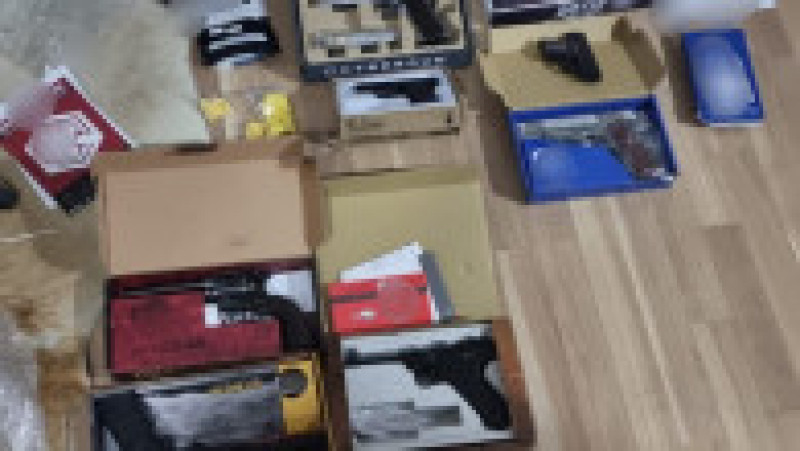Se fac percheziții de amploare în toată țara, fiind vizate mai multe persoane care au cumpărat ilegal arme de pe internet, prin intermediul unei firme din afara țării. Foto: Poliția Română | Poza 17 din 19