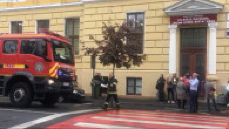 O profesoară în vârstă de 51 de ani de la Colegiul Naţional Elena Ghiba Birta din Arad a fost grav rănită după ce o bucată de tencuială a căzut peste ea. Foto: captură Digi24 | Poza 2 din 3