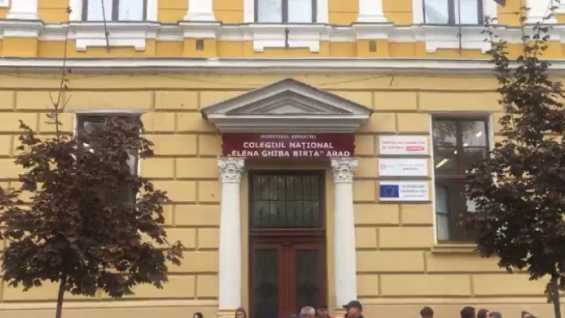 O profesoară în vârstă de 51 de ani de la Colegiul Naţional Elena Ghiba Birta din Arad a fost grav rănită după ce o bucată de tencuială a căzut peste ea. Foto: captură Digi24