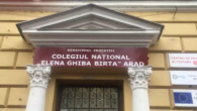 O profesoară în vârstă de 51 de ani de la Colegiul Naţional Elena Ghiba Birta din Arad a fost grav rănită după ce o bucată de tencuială a căzut peste ea. Foto: captură Digi24 | Poza 3 din 3