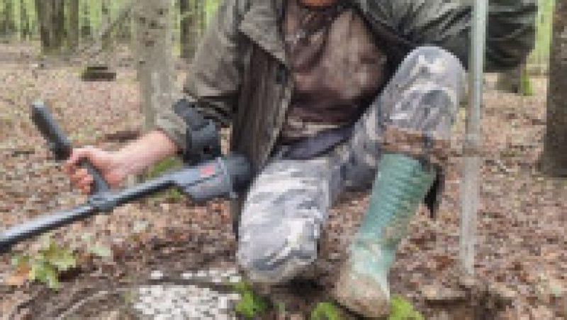 Comoară istorică descoperită într-o pădure din Botoșani: 60 de monede din argint, vechi de aproximativ 2.400 de ani. Sursa foto: Monitorul de Botoșani | Poza 3 din 4