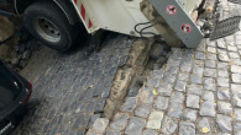 Momentul în care strada din București s-a surpat, iar un copil și o mașină au fost „înghițiți” de pământ. Foto: Digi24 | Poza 12 din 13