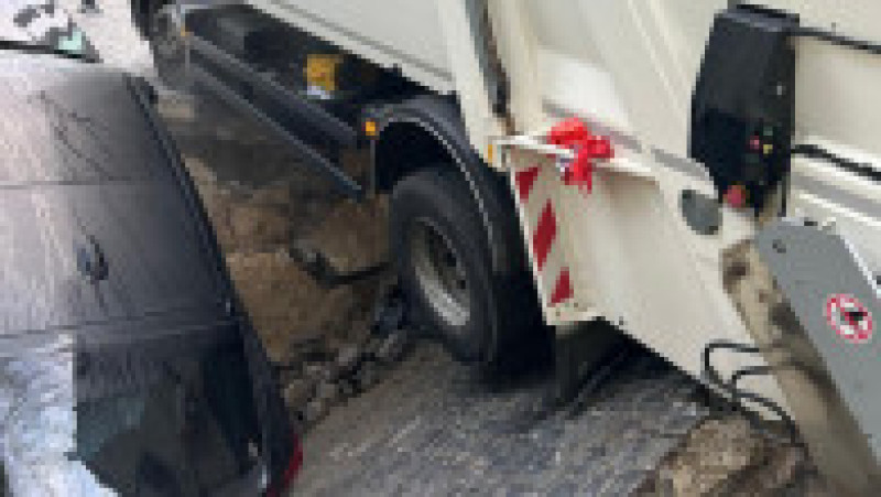 Momentul în care strada din București s-a surpat, iar un copil și o mașină au fost „înghițiți” de pământ. Foto: Digi24 | Poza 11 din 13