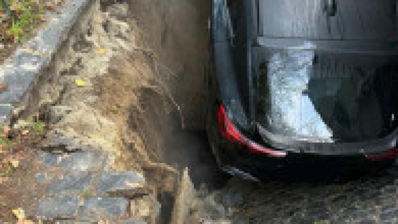Momentul în care strada din București s-a surpat, iar un copil și o mașină au fost „înghițiți” de pământ. Foto: Digi24 | Poza 9 din 13