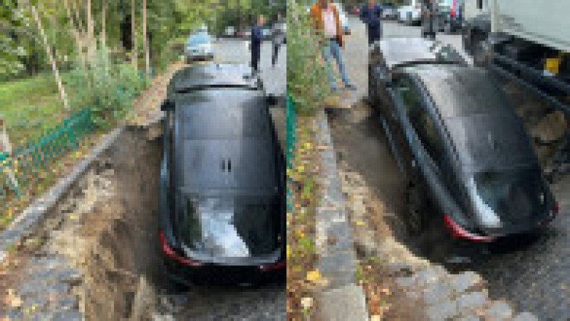 Momentul în care strada din București s-a surpat, iar un copil și o mașină au fost „înghițiți” de pământ. Foto: Digi24 | Poza 1 din 13