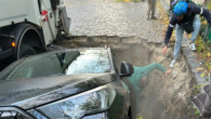 Momentul în care strada din București s-a surpat, iar un copil și o mașină au fost „înghițiți” de pământ. Foto: Digi24 | Poza 8 din 13
