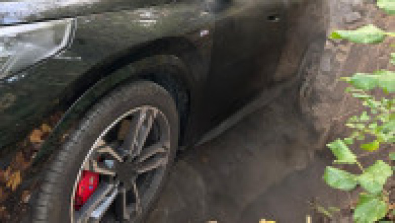 Momentul în care strada din București s-a surpat, iar un copil și o mașină au fost „înghițiți” de pământ. Foto: Digi24 | Poza 13 din 13