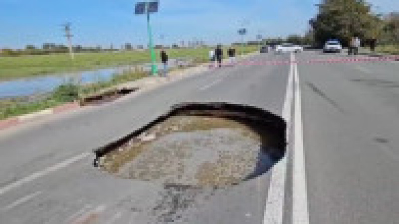 O groapă imensă a apărut în asfalt, iar mai multe mașini au fost avariate după ce o porţiune a DJ 226 s-a surpat. Foto: captură Digi24 | Poza 3 din 9