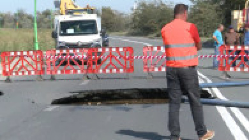 O groapă imensă a apărut în asfalt, iar mai multe mașini au fost avariate după ce o porţiune a DJ 226 s-a surpat. Foto: captură Digi24 | Poza 1 din 9