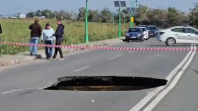 O groapă imensă a apărut în asfalt, iar mai multe mașini au fost avariate după ce o porţiune a DJ 226 s-a surpat. Foto: captură Digi24 | Poza 6 din 9
