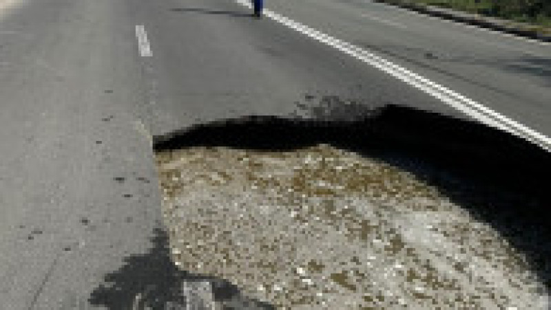 O groapă imensă a apărut în asfalt, iar mai multe mașini au fost avariate după ce o porţiune a DJ 226 s-a surpat. Foto: captură Digi24 | Poza 4 din 9