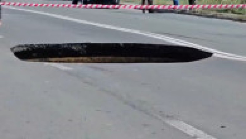 O groapă imensă a apărut în asfalt, iar mai multe mașini au fost avariate după ce o porţiune a DJ 226 s-a surpat. Foto: captură Digi24 | Poza 5 din 9