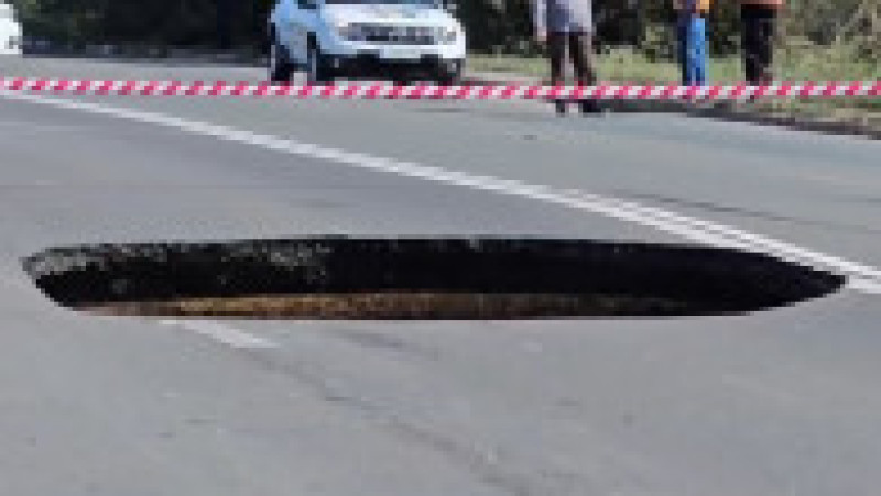 O groapă imensă a apărut în asfalt, iar mai multe mașini au fost avariate după ce o porţiune a DJ 226 s-a surpat. Foto: captură Digi24 | Poza 2 din 9