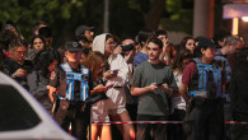 Fanii lui Liam Payne s-au adunat pe strada din apropierea hotelului, unde a murit fostul membru al trupei One Direction. Foto: Profimedia | Poza 5 din 7