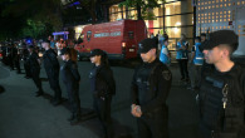 Ofițerii de poliție stau de pază la intrarea hotelului Casa Sur din Buenos Aires, unde a murit Liam Payne. Foto: Profimedia. | Poza 7 din 7