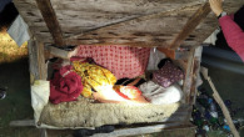 Autoritățile efectuează percheziții la o stână din Covasna, după ce mai multe persoane au fost racolate din Brașov și București, cu scopul de a fi exploatate și forțate să muncească. Foto: Poliția Română | Poza 1 din 4