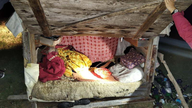 Autoritățile efectuează percheziții la o stână din Covasna, după ce mai multe persoane au fost racolate din Brașov și București, cu scopul de a fi exploatate și forțate să muncească. Foto: Poliția Română