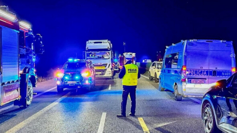 Patru persoane au murit şi alte 12 au fost grav rănite într-un accident major în care au fost implicate 22 de mașini, în apropiere de oraşul polonez Gdansk. Potrivit poliţiei, mai mulţi copii se află printre cei răniţi. Foto: Profimedia