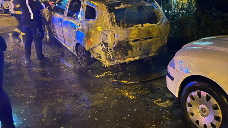 O femeie din București a fost arestată după ce a incendiat o mașină. Foto: Digi24