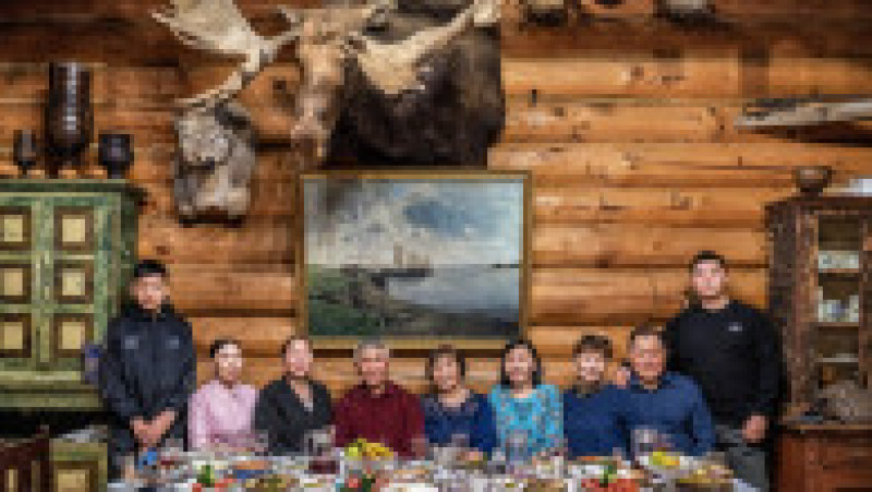 O familie de evenki sărbătoresc ziua de naștere a unui membru al familiei în Iacutia. Foto: Profimedia Images | Poza 12 din 17
