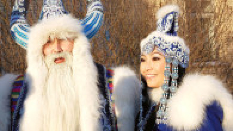 Localnici din Iacutia costumați în personaje din folclorul local: Cîshaan, stăpânul frigului, și ajutoarea lui, fecioara zăpezii. Foto: Profimedia Images | Poza 1 din 17