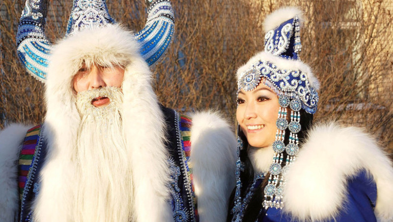Localnici din Iacutia costumați în personaje din folclorul local: Cîshaan, stăpânul frigului, și ajutoarea lui, fecioara zăpezii. Foto: Profimedia Images