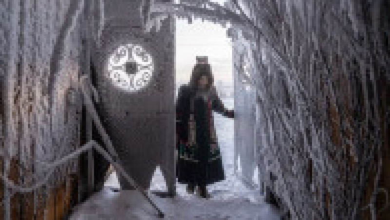 O localnică intră în peștera lui Cîshaan, stăpânul frigului, un personaj din foclorul popoarelor din Iacutia. Peștera este un muzeu unde sculptorii creează obiecte de gheață. Captură foto: The Guardian / Natalya Saprunova | Poza 14 din 17