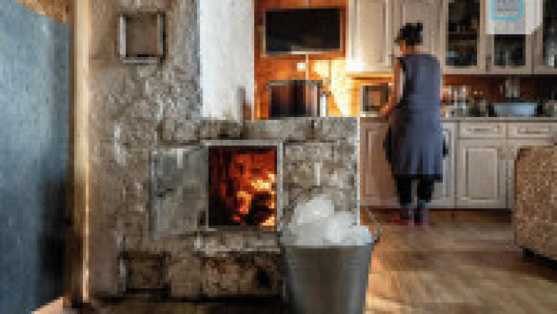 Eudochia gătește folosind apa adusă de fratele sub formă de gheață. Foto: Profimedia Images | Poza 9 din 17