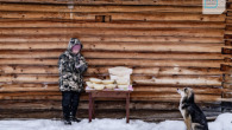 Când cară apă în butelii, localnicii trebuie să se grăbească să o ducă în casă înainte să înghețe. Foto: Profimedia Images | Poza 10 din 17